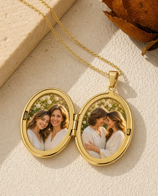 Personalisiertes ovales Medaillon mit 2 Fotos – Wildblumen-Gravur, Kette in Silber & Gold, mit Gravur auf der Rückseite