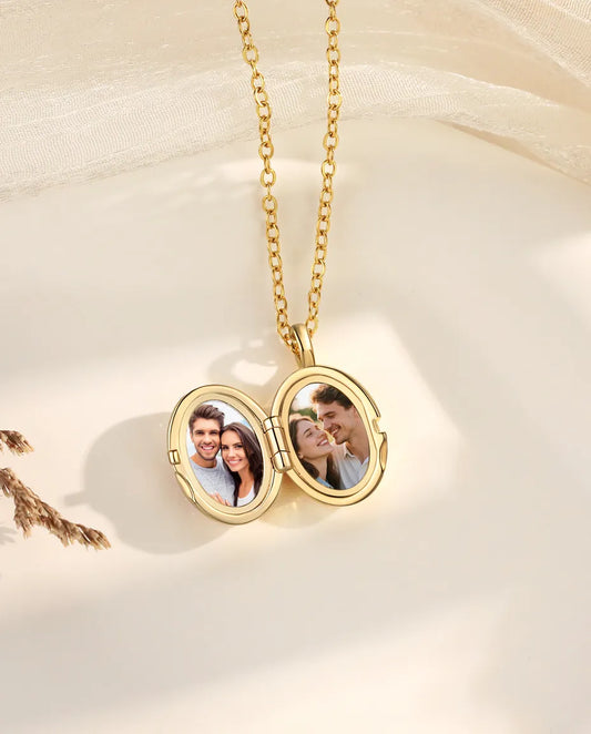 Personalisiertes ovales Medaillon mit 2 Fotos – Ranken-Relief mit Kristallen, Kette in Gold