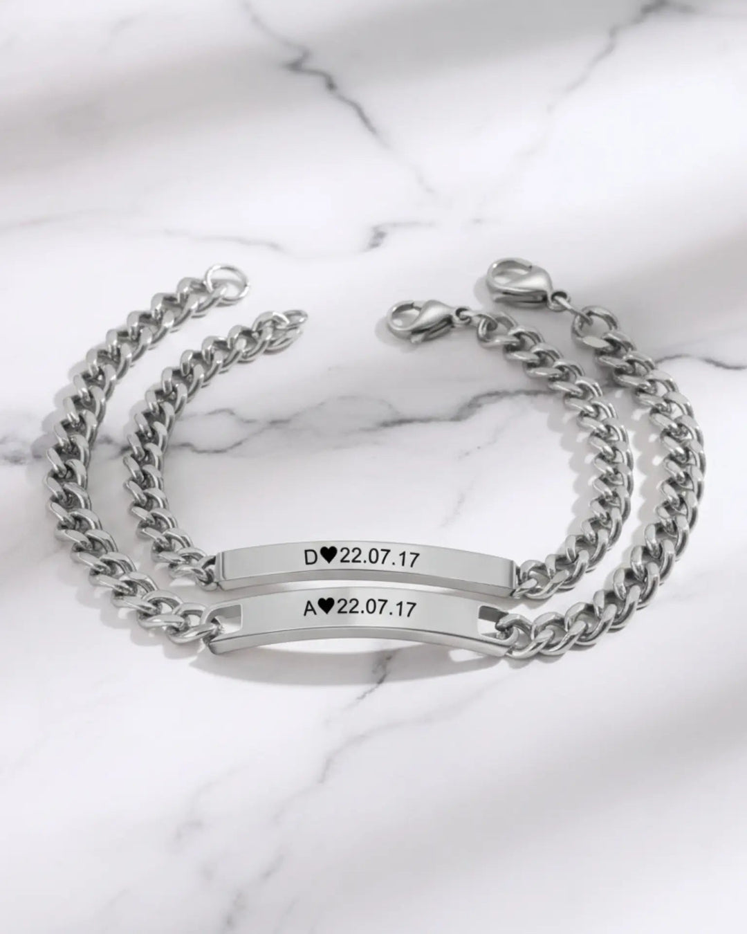 Partnerarmbänder mit Gravur – Steg-Anhänger mit Initiale und Datum, Panzerkette, Geschenk zum Jahrestag und zur Hochzeit