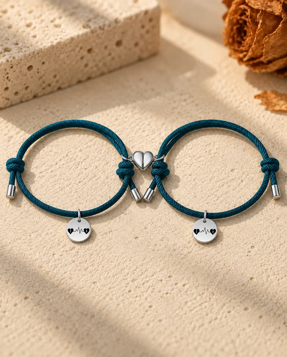 Partnerarmbänder Herzschlag mit Initialen - Partnerset flach liegend