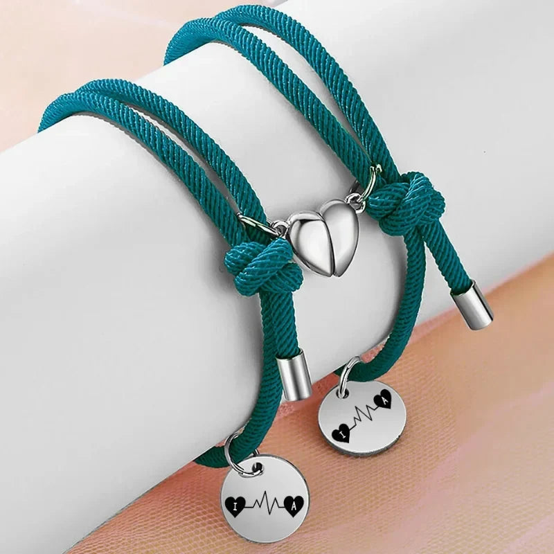 Partnerarmbänder Herzschlag mit Initialen – magnetisches Herz-Set aus Edelstahl, 2 Stück, personalisiertes Geschenk für Paare
