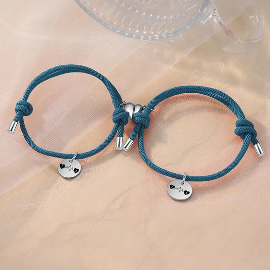 Partnerarmbänder Herzschlag mit Initialen – magnetisches Herz-Set aus Edelstahl, 2 Stück, personalisiertes Geschenk für Paare