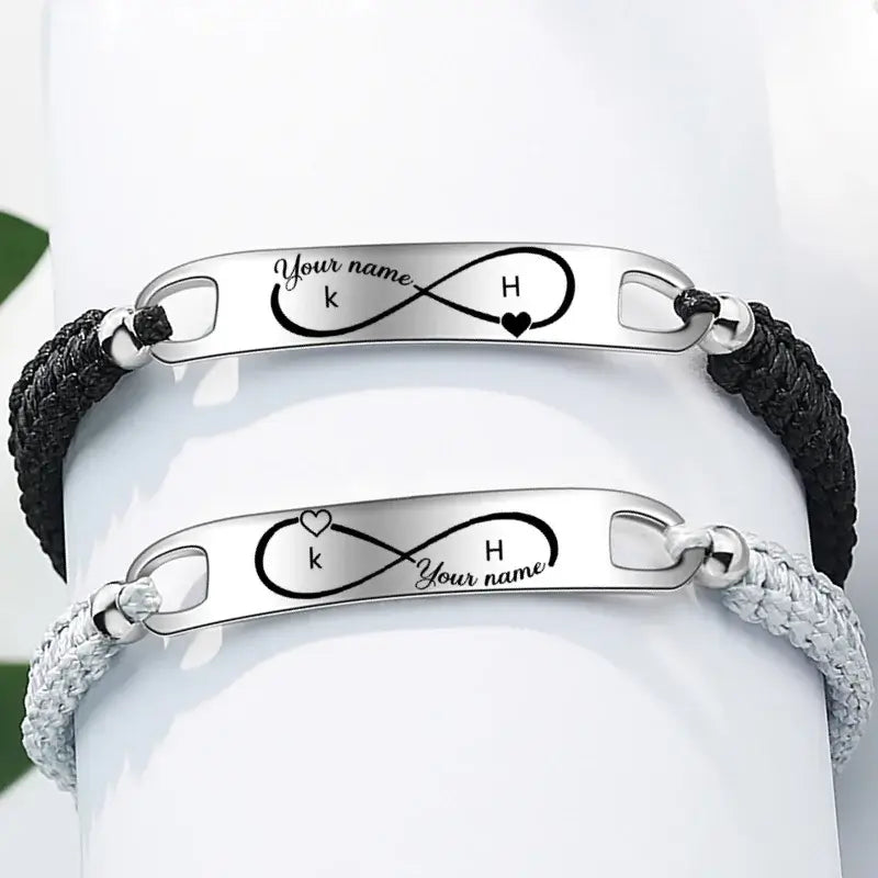 Partnerarmbänder Infinity mit Namen & Initialen – Edelstahl-Set in Schwarz & Himmelblau, 2 Stück, personalisiertes Geschenk für Paare