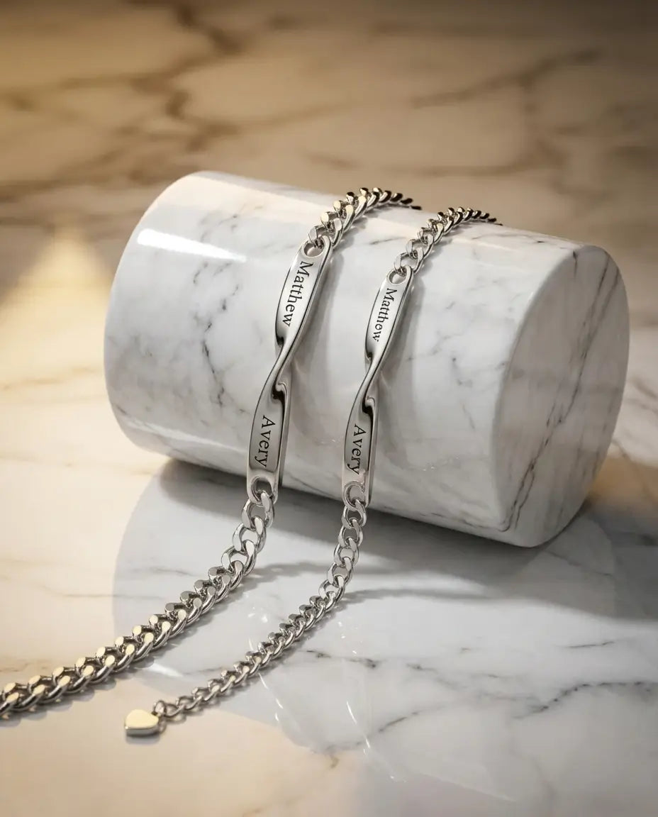 Partnerarmbänder mit Gravur – Infinity-Namensbar Set aus Edelstahl, 2 Namen graviert, Geschenk für Paare zum Jahrestag