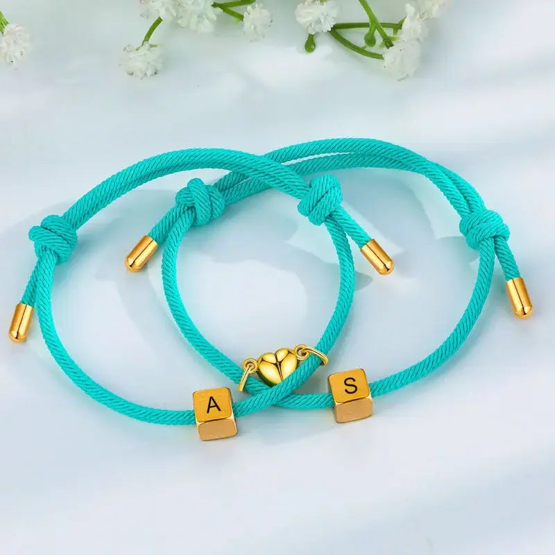 Partnerarmbänder mit Initialen – Magnetische Herz-Anhänger, Edelstahl, 12 Farben, 2er-Set, personalisiertes Geschenk für Paare