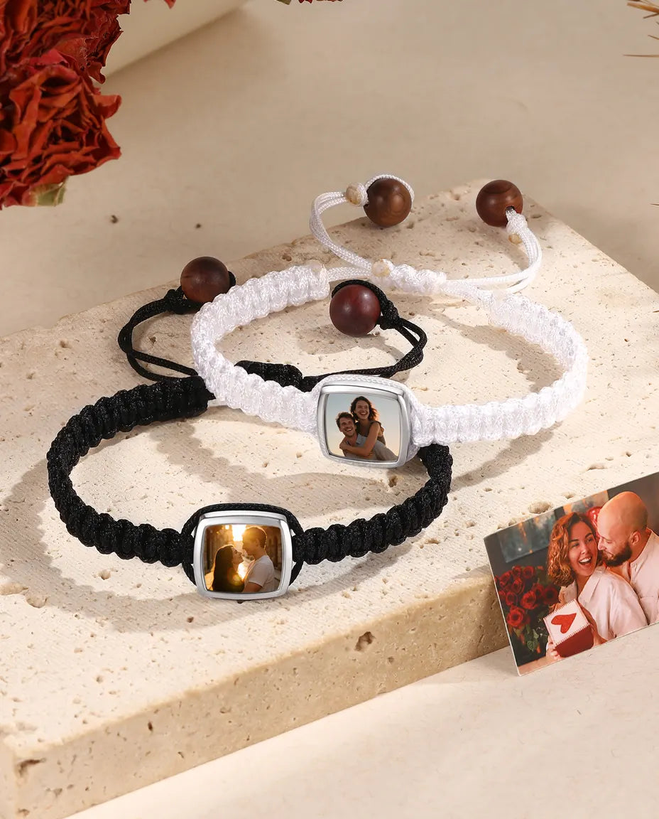 Personalisiertes Partnerarmband-Set mit Foto – 2 geflochtene Armbänder in Schwarz & Weiss mit Gravur, Geschenk für Paare