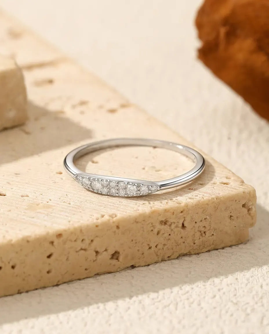 Verjüngter Pavé Ring mit Moissanit - zwölf Steine Farbe D / VVS1 auf 12 mm Fläche, 925 Sterlingsilber, Grösse 5 bis 9
