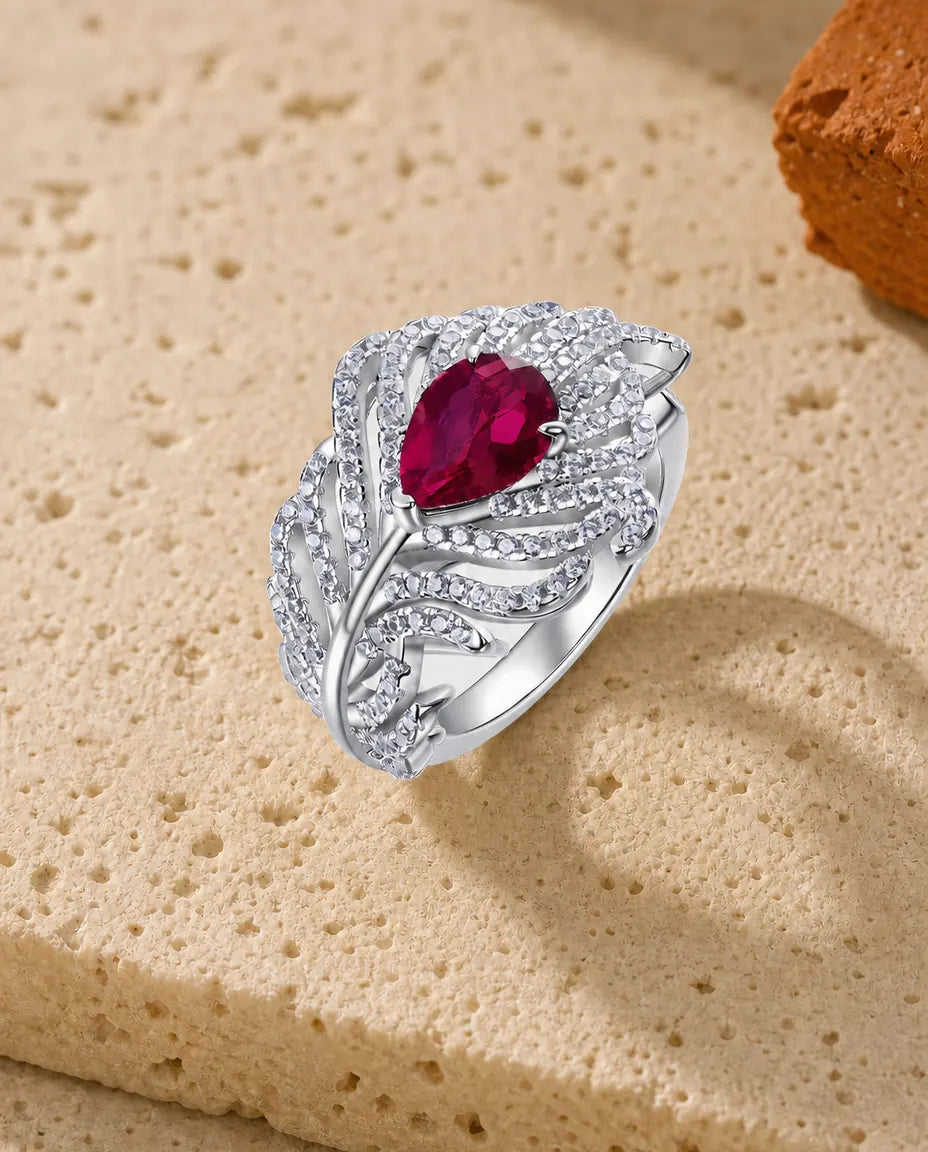 Rubin Ring – Ovaler Labor-Rubin mit Pavé-Federflügeln, grössenverstellbar, 925er Sterlingsilber, Juli-Geburtsstein, Geschenk für Sie