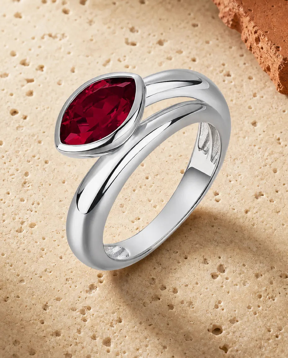 Rubin Ring – Marquise-Schliff quer gefasst in Zargenfassung, im Labor gezüchteter Rubin, 925er Sterlingsilber Statement-Ring