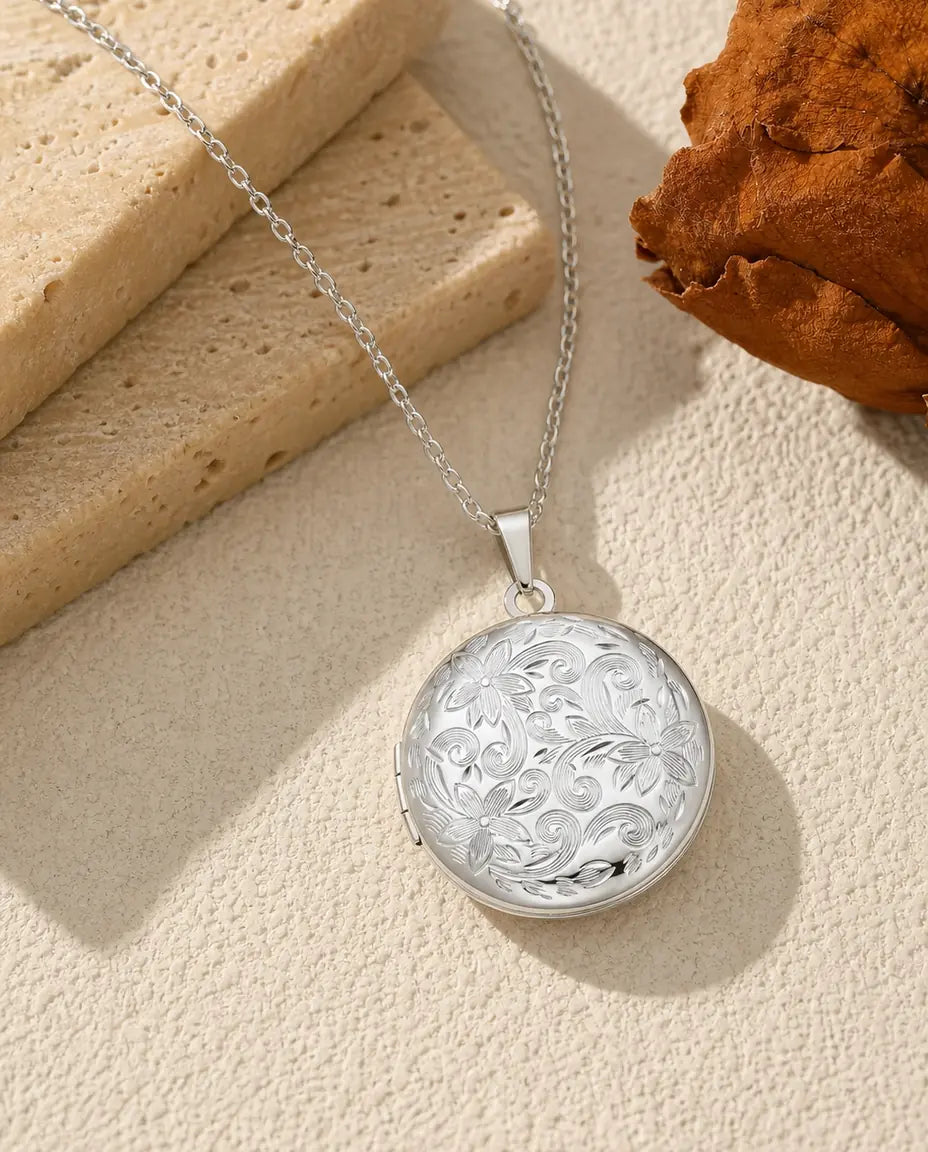 Personalisiertes rundes Medaillon mit 2 Fotos – florale Gravur, Kette in Silber & Gold, mit Gravur auf der Rückseite