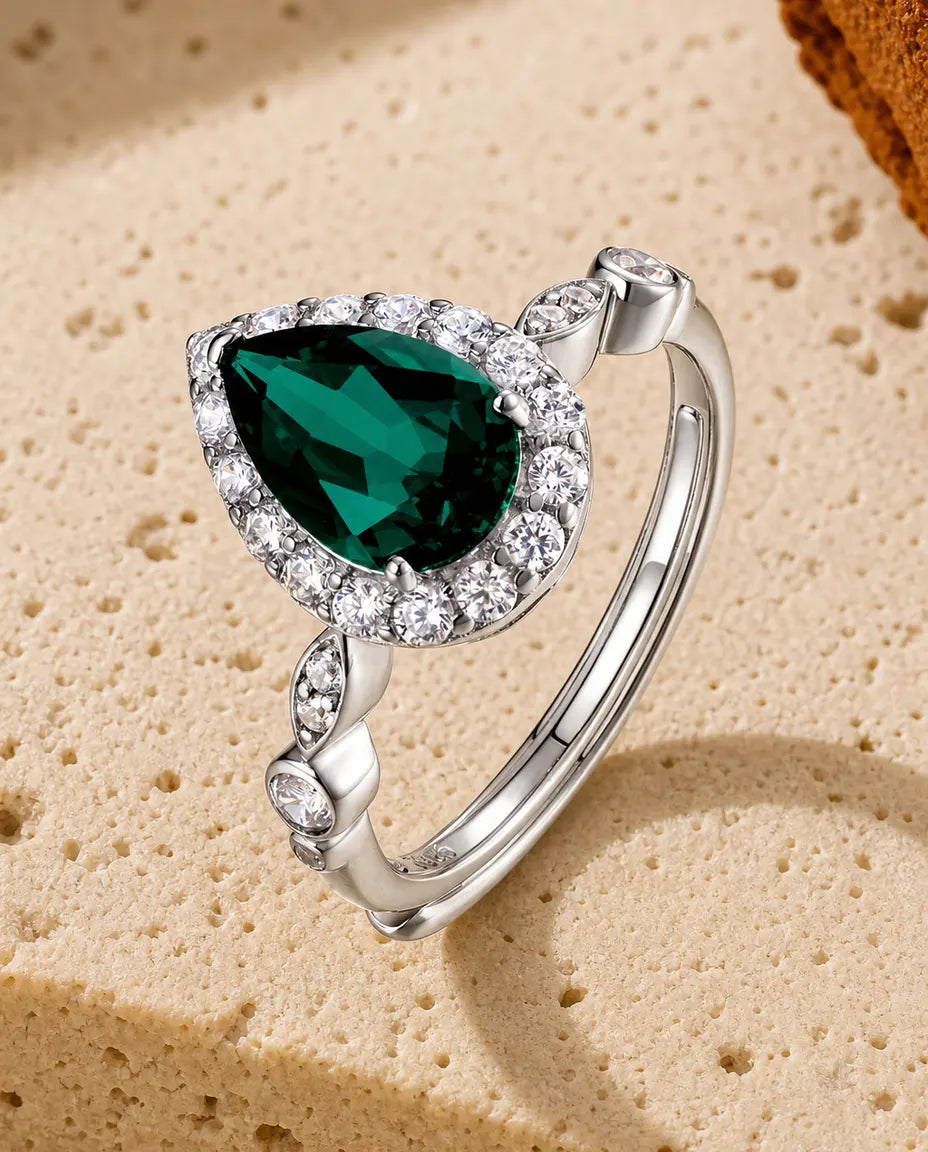 Smaragd Ring – Labor-Smaragd im Birnenschliff mit Halo, 925er Sterlingsilber, grössenverstellbar, Mai-Geburtsstein, Geschenk für Sie