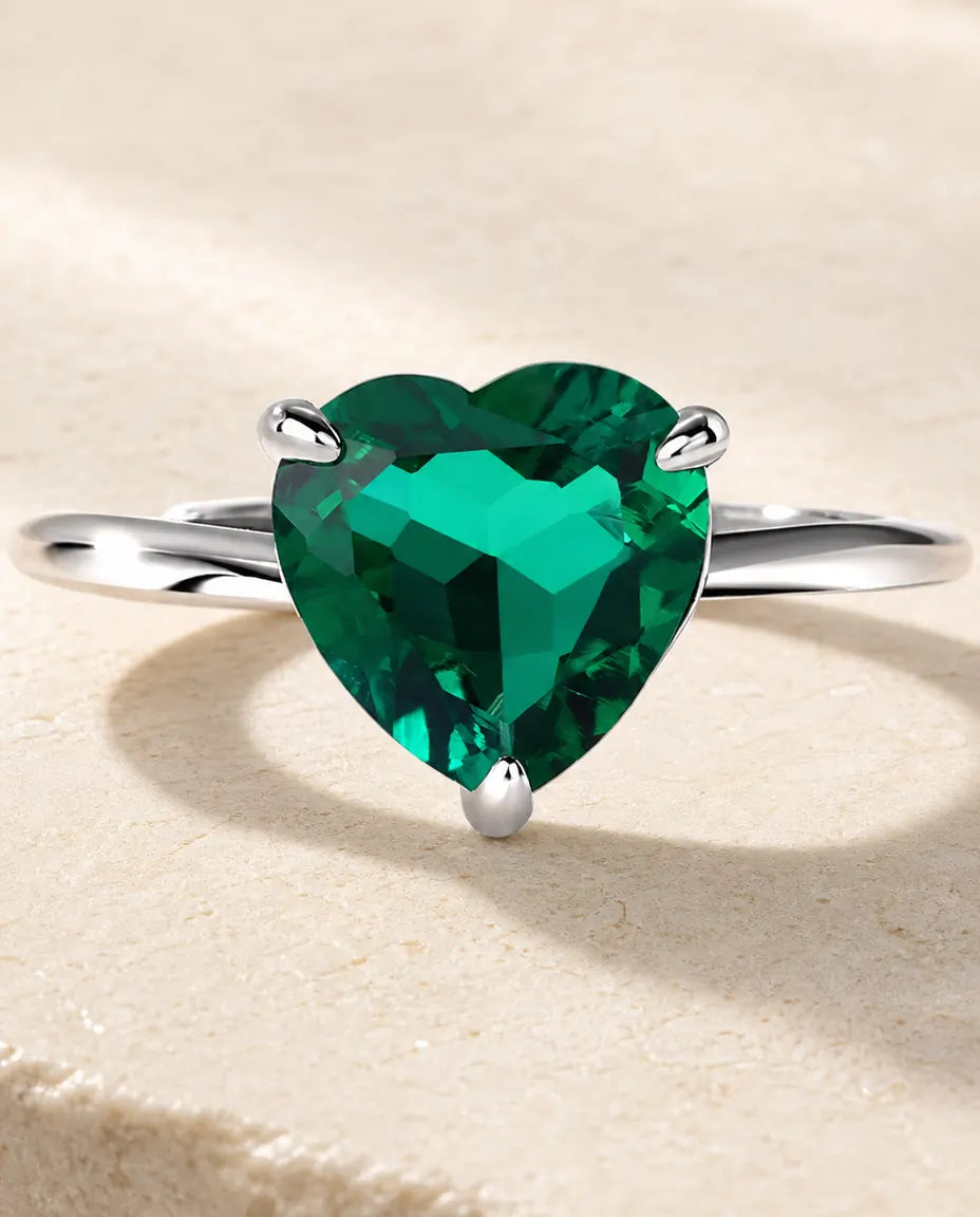 Smaragd Ring – Labor-Smaragd im Herz-Schliff, zarter Solitär aus 925er Sterlingsilber, grössenverstellbar, Geschenk für Sie