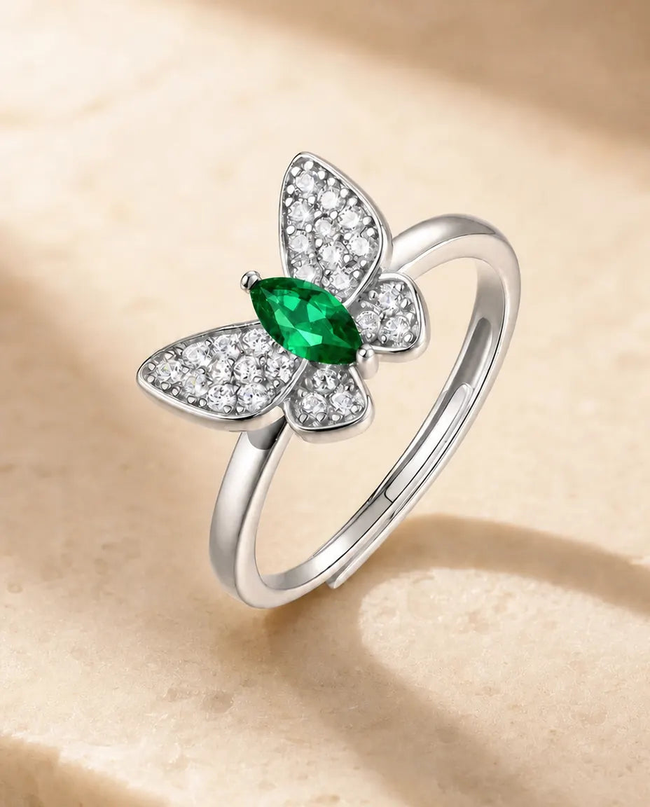 Smaragd Ring – Schmetterling mit Labor-Smaragd im Marquise-Schliff und Pavé-Flügeln, 925er Sterlingsilber, grössenverstellbar
