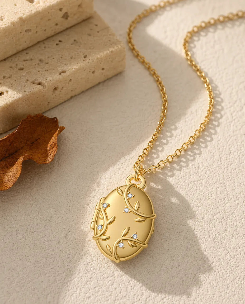 Personalisiertes ovales Medaillon mit 2 Fotos – Ranken-Relief mit Kristallen, Kette in Gold