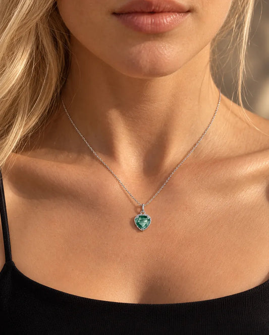 Herz Moosachat Kette aus 925 Sterlingsilber - am Model getragen, Nahaufnahme am Schlüsselbein