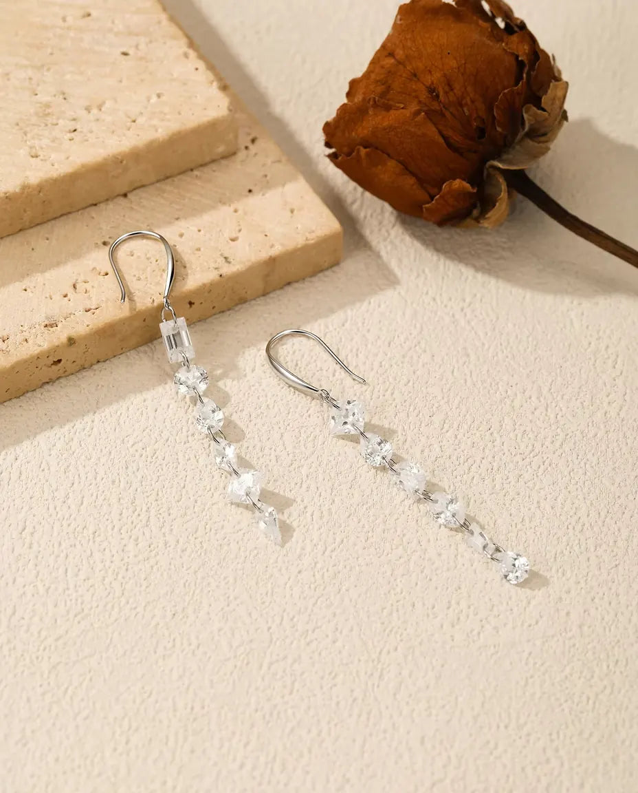 Asymmetrische Zirkonia Ohrhänger – sechs Steine je Ohr in wechselnden Schliffen, aus 925 Sterlingsilber