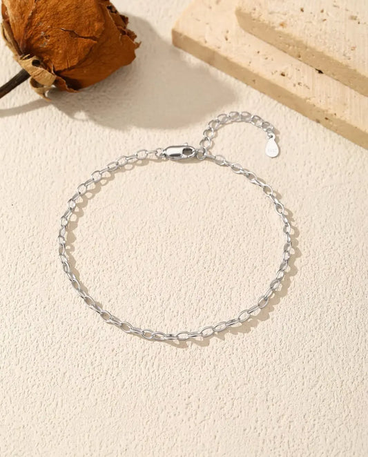 Ankerkette Armband aus 925 Sterlingsilber - flach auf heller Strukturfläche mit Verschluss und Verlängerungskette