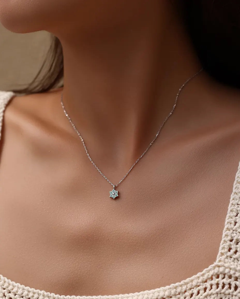 Aquablaue Moissanit Blütenkette - sechs Steine à 2 mm um eine polierte Silberkugel, 925er Sterlingsilber, 40+5 cm