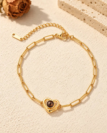 Draufsicht: goldfarbenes Doppelherz-Armband mit Verlängerungskette