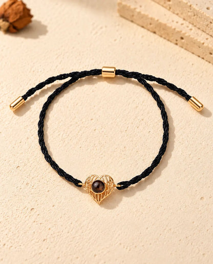 Draufsicht auf das goldfarbene Engelsflügel-Herz-Armband mit verstellbarem Schieber