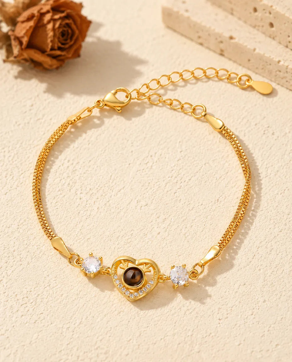 Draufsicht auf das goldfarbene Herz-Armband mit Geweih und seiner Verlängerungskette