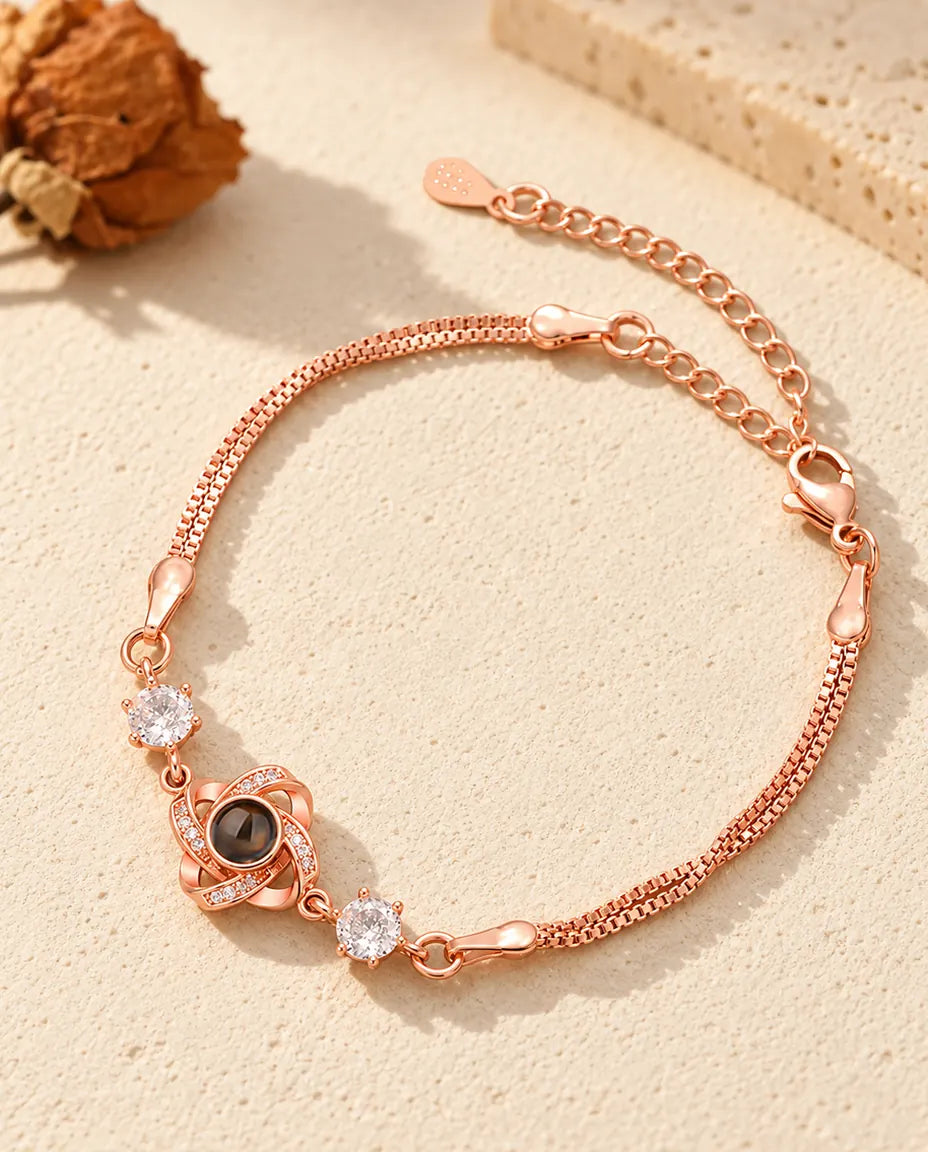 Roségoldfarbenes Liebesknoten-Armband mit funkelnden Seitensteinen und doppelter Venezianerkette