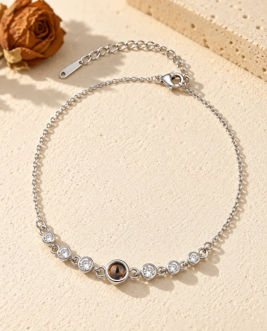 Personalisiertes Armband mit Bild im Stein, silberfarben, mit einer Reihe Zirkonia an feiner Kette auf cremefarbenem Putz