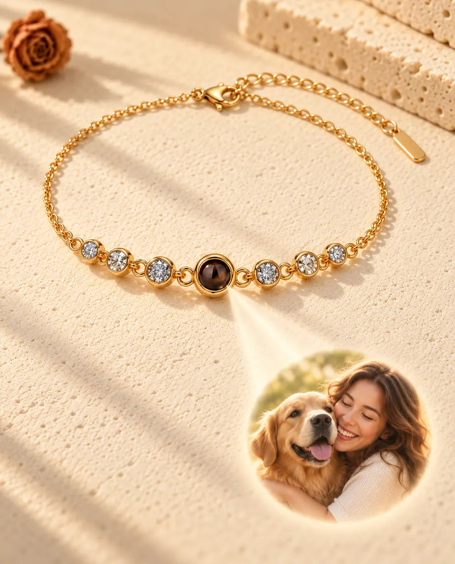Licht durch den braunen Stein des goldfarbenen Armbands zeigt ein rundes Foto einer Frau mit ihrem Hund