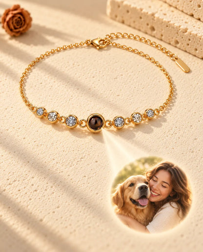 Licht durch den braunen Stein des goldfarbenen Armbands zeigt ein rundes Foto einer Frau mit ihrem Hund