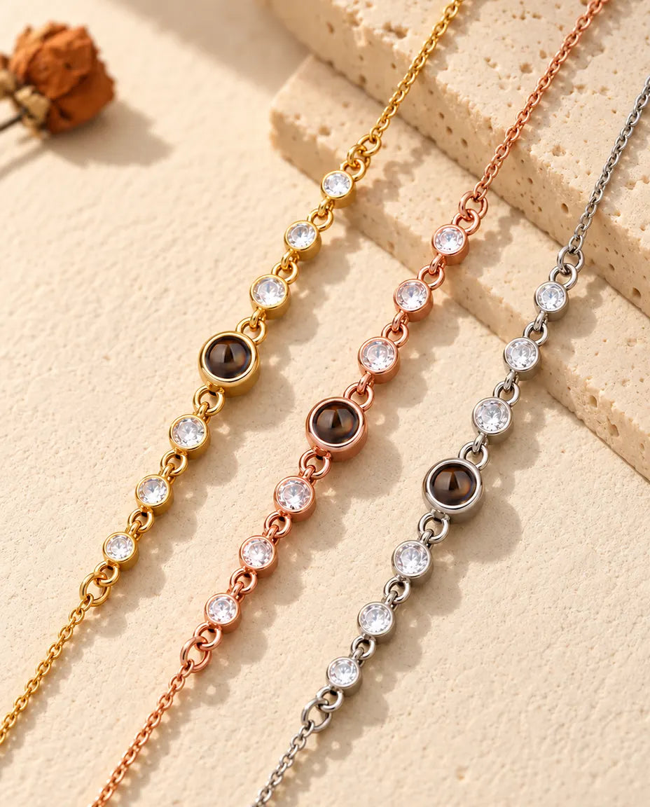 Drei zarte Steinarmbänder in goldfarben, roségoldfarben und silberfarben nebeneinander