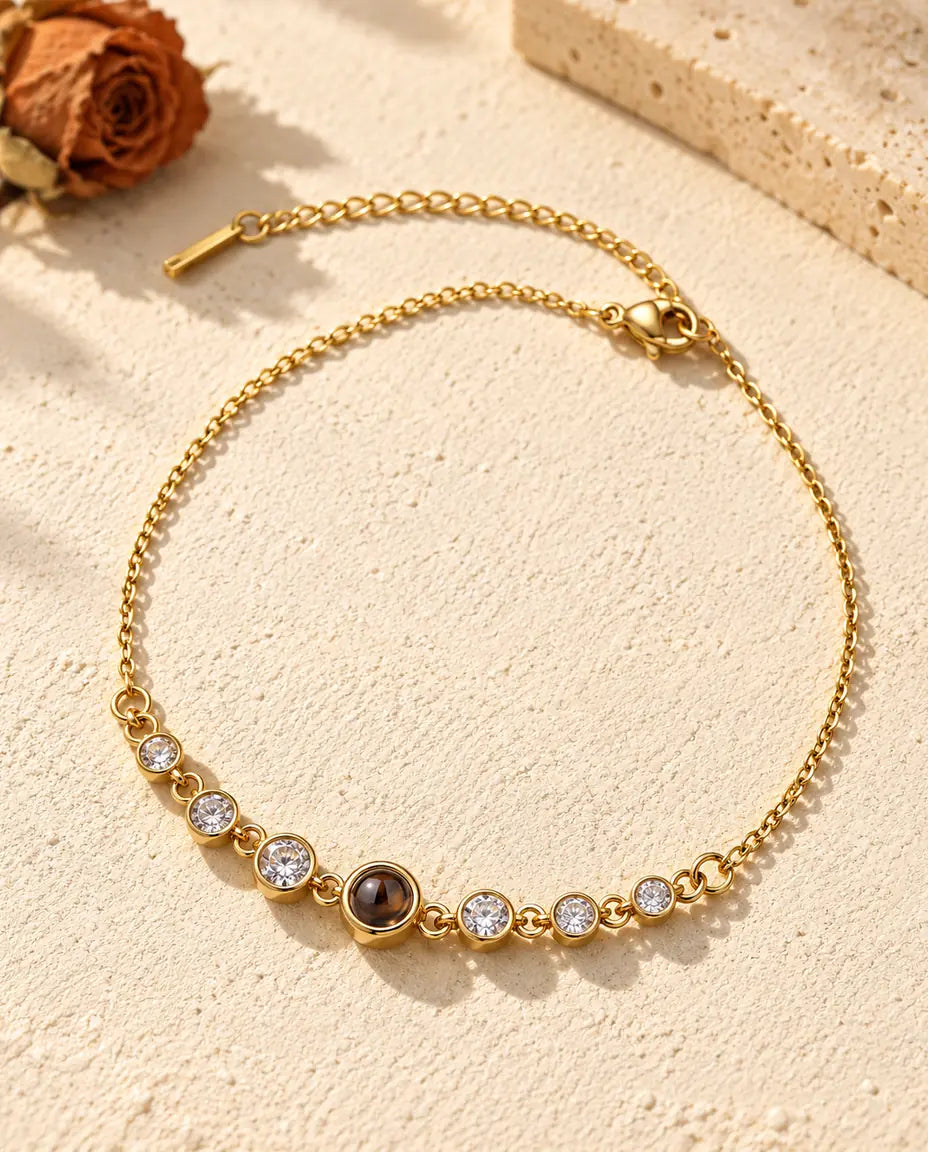 Goldfarbenes Edelstahl-Armband mit kleinem braunem Projektionsstein in der Mitte