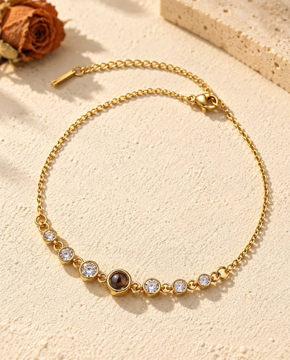 Goldfarbenes Edelstahl-Armband mit kleinem braunem Projektionsstein in der Mitte