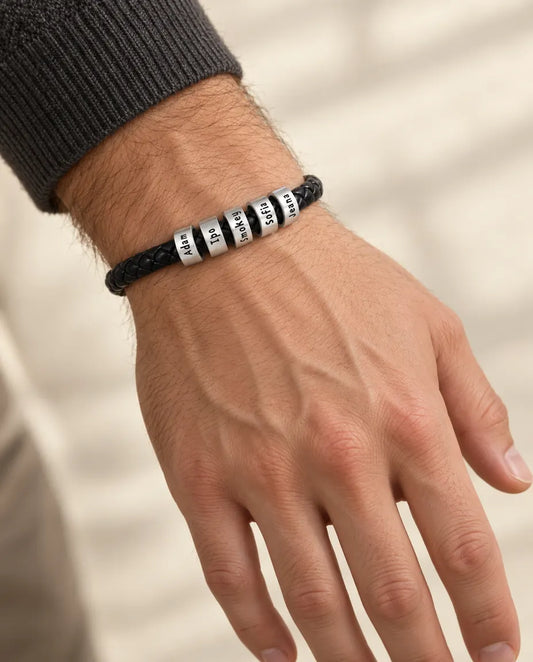 Armband mit Gravur für Herren - von einem Model getragen