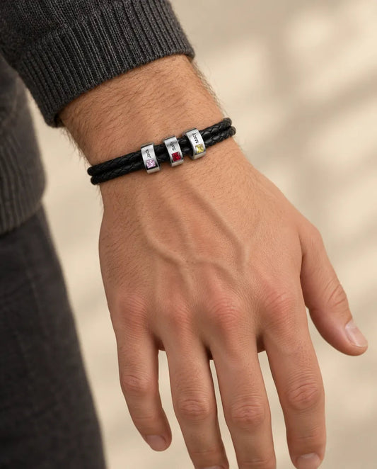 Armband mit Gravur für Herren - von einem Model getragen