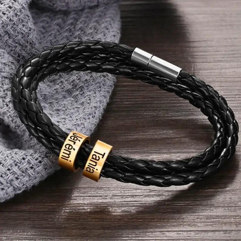 Armband mit Gravur für Herren – Schwarzes Lederarmband mit goldfarbenen Namensperlen aus Edelstahl, Geschenk für Ihn und Papa