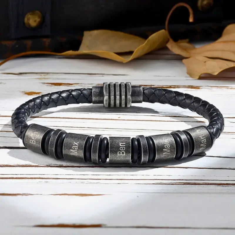 Armband mit Gravur für Herren – schwarzes Lederarmband mit gravierten Edelstahl-Namensperlen, Geschenk für Papa, Vatertag