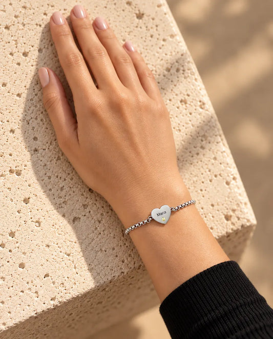 Armband mit Gravur - von einem Model getragen