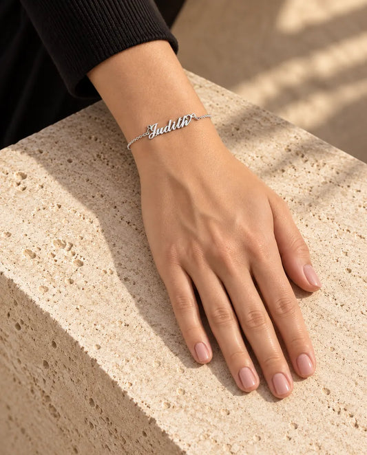 Armband mit Gravur - von einem Model getragen