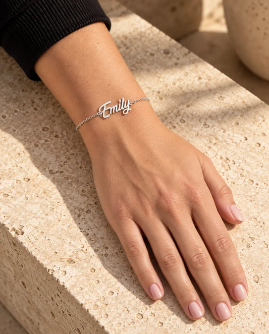 Armband mit Gravur - von einem Model getragen