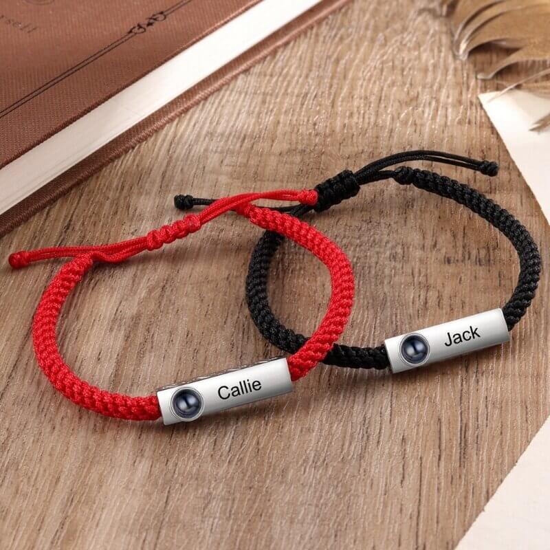 Armband mit Gravur für Paare – Foto im Gravur-Steg verborgen, Partner-Set in Rot & Schwarz, Geschenk für Sie, Jahrestag
