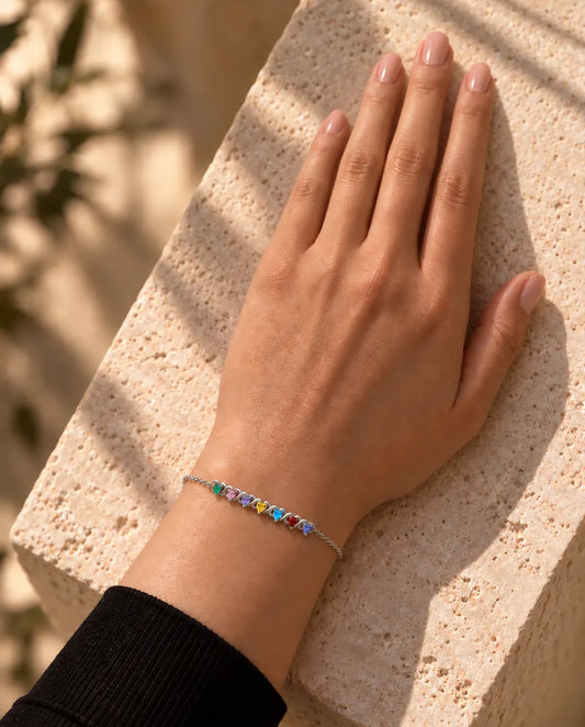Armband mit Gravur - von einem Model getragen