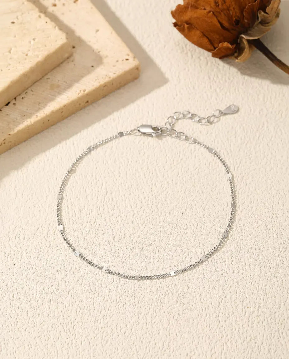 Plättchen Armband aus 925 Sterlingsilber - flach auf heller Strukturfläche mit Verschluss und Verlängerungskette