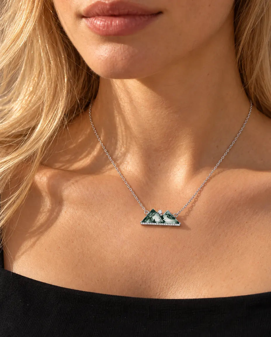 Berg Moosachat Kette aus 925 Sterlingsilber - am Model getragen, Nahaufnahme am Schlüsselbein