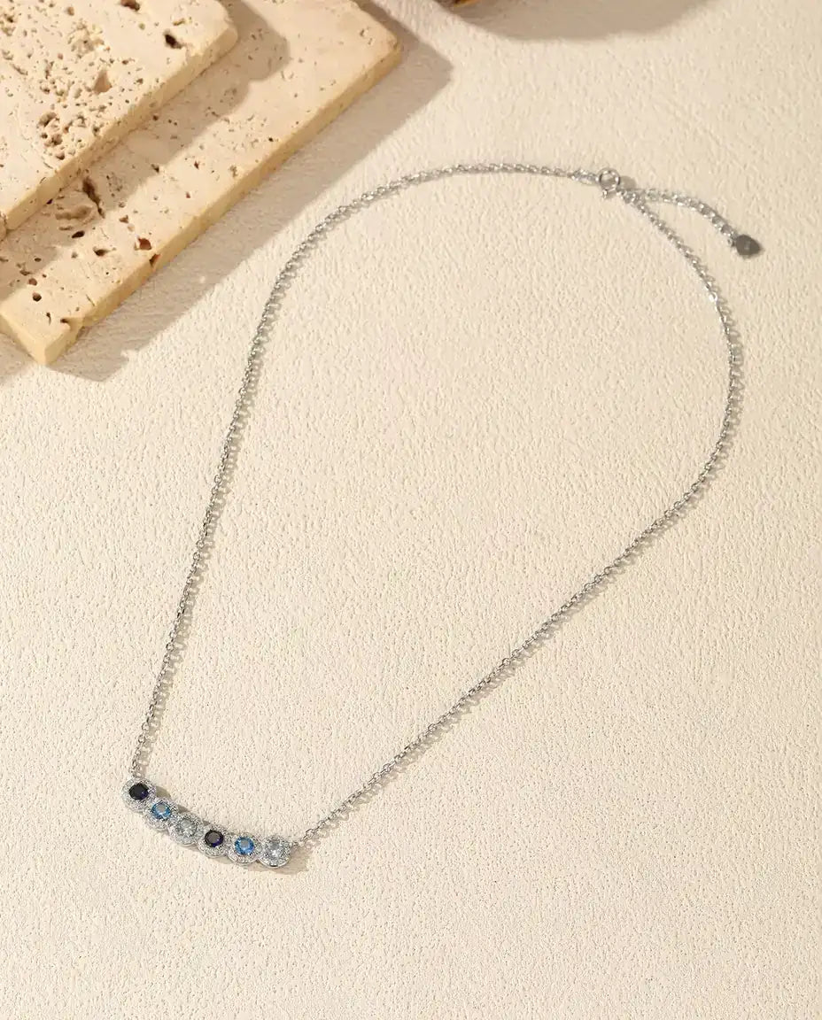 Blaue Stabkette - Sechs Steine im Blauverlauf mit Pavé Halo, 34 mm Bogen, 925 Sterlingsilber, 40+5 cm