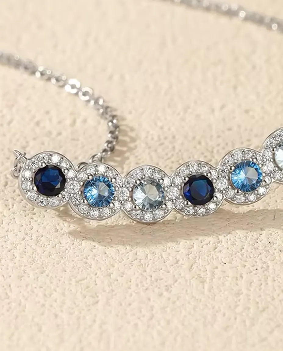 Blaue Stabkette - Sechs Steine im Blauverlauf mit Pavé Halo, 34 mm Bogen, 925 Sterlingsilber, 40+5 cm