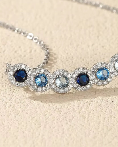 Blaue Stabkette - Sechs Steine im Blauverlauf mit Pavé Halo, 34 mm Bogen, 925 Sterlingsilber, 40+5 cm