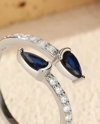 Blauer Tropfen Ring offen für Damen - Zwei Tropfensteine auf Pavé Schiene, 925 Sterlingsilber, verstellbar
