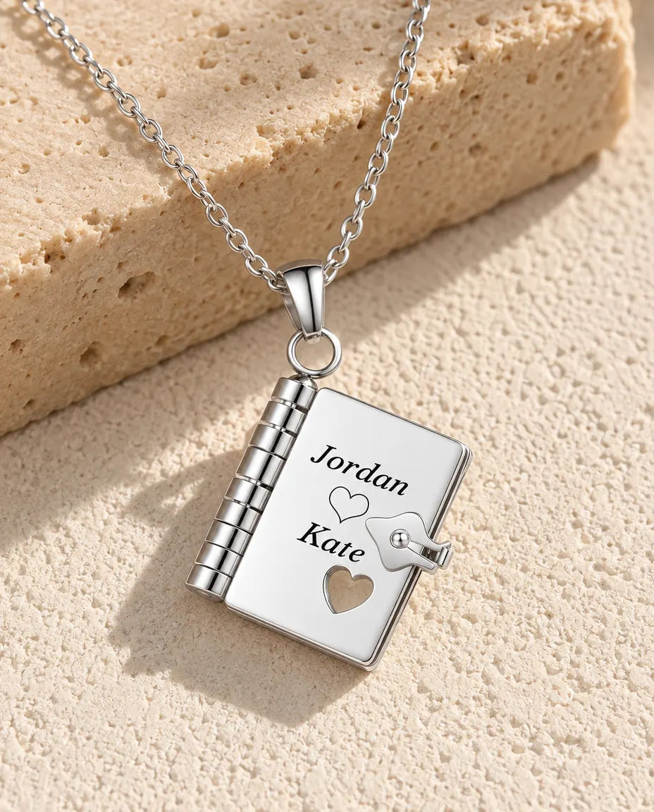 Personalisierte Buch-Medaillon Kette mit Gravur - Mini-Notizbuch Anhänger mit 3 eigenen Texten, Edelstahl in Silber oder Gold