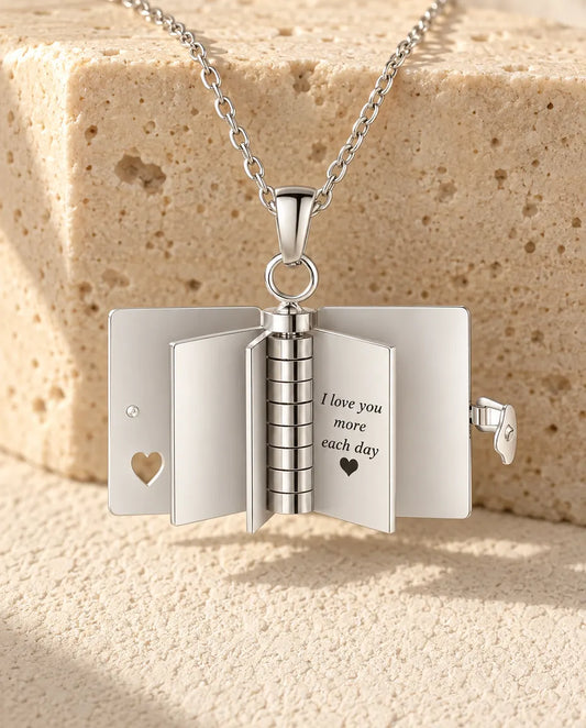 Personalisierte Buch-Medaillon Kette mit Gravur - Mini-Notizbuch Anhänger mit 3 eigenen Texten, Edelstahl in Silber oder Gold
