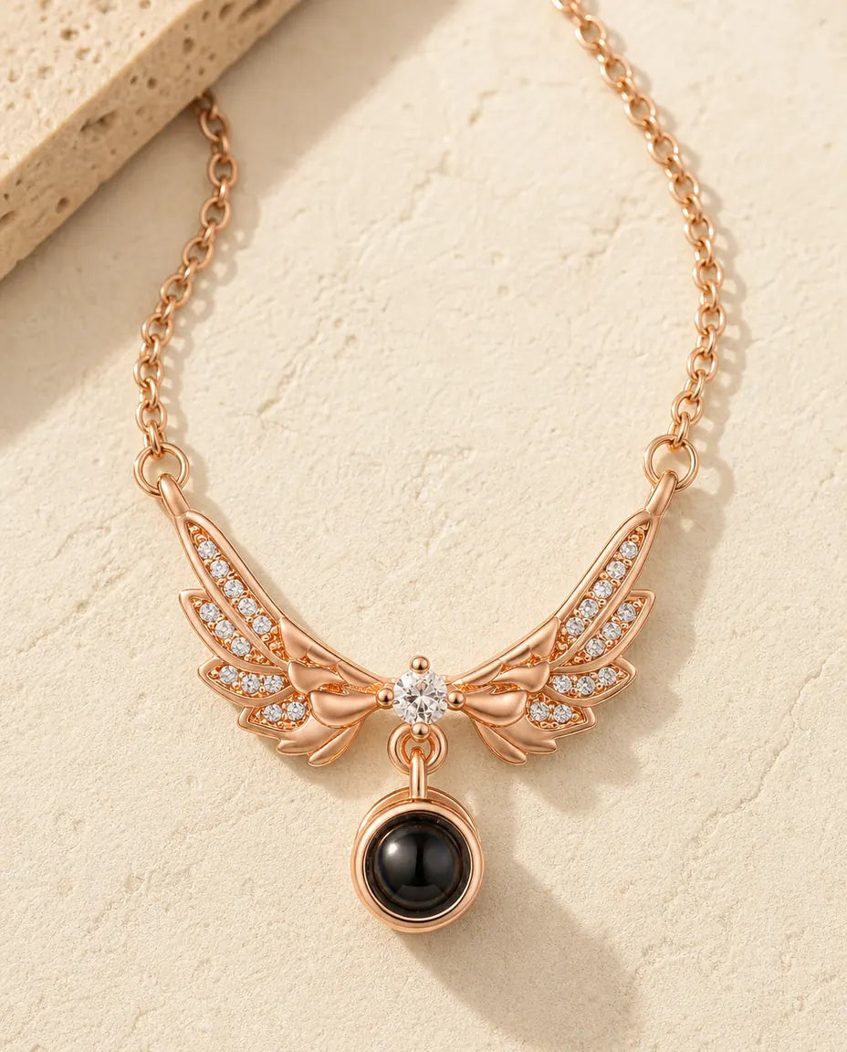 Personalisierte Engelsflügel Kette mit Foto-Projektion in Roségold, Zirkonia-Flügel mit deinem Bild im Inneren, Erinnerungsgeschenk